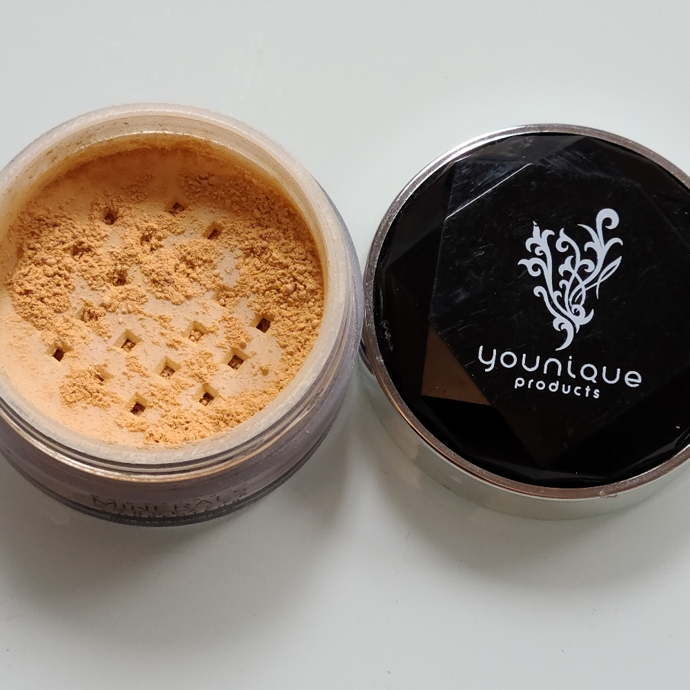 Younique Moonstruck Minerals Concealer "Fabulous" Loose Powder